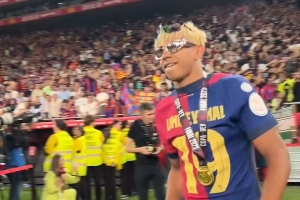 开云体育在线-巴萨列队拍头庆祝夺冠亚马尔头发吸睛，孔德闷头向前冲