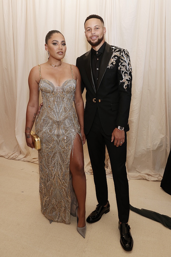 开云体育官网在线注册-阿耶莎分享库里初次告白趣事：全家观影时的甜蜜一刻