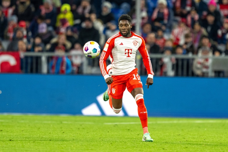 戴维斯与伊藤洋辉重返跑道训练 帕夫洛维奇恢复对抗性练习