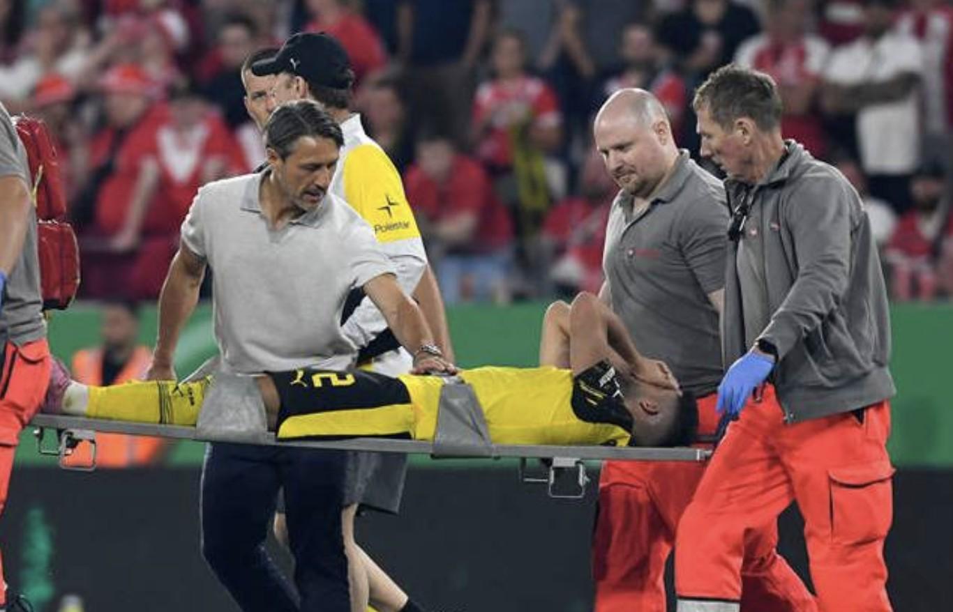 损兵折将，多特球员扬-科托膝盖被踢后被担架抬出球场