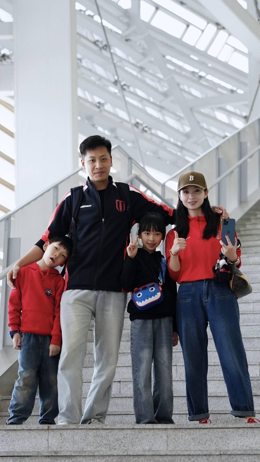 开云入口-成都唯一全勤球迷：最初是老公带着看，全年看球开销超10万